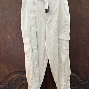 Banana Republic White satin pants
Gorgeous 🤍